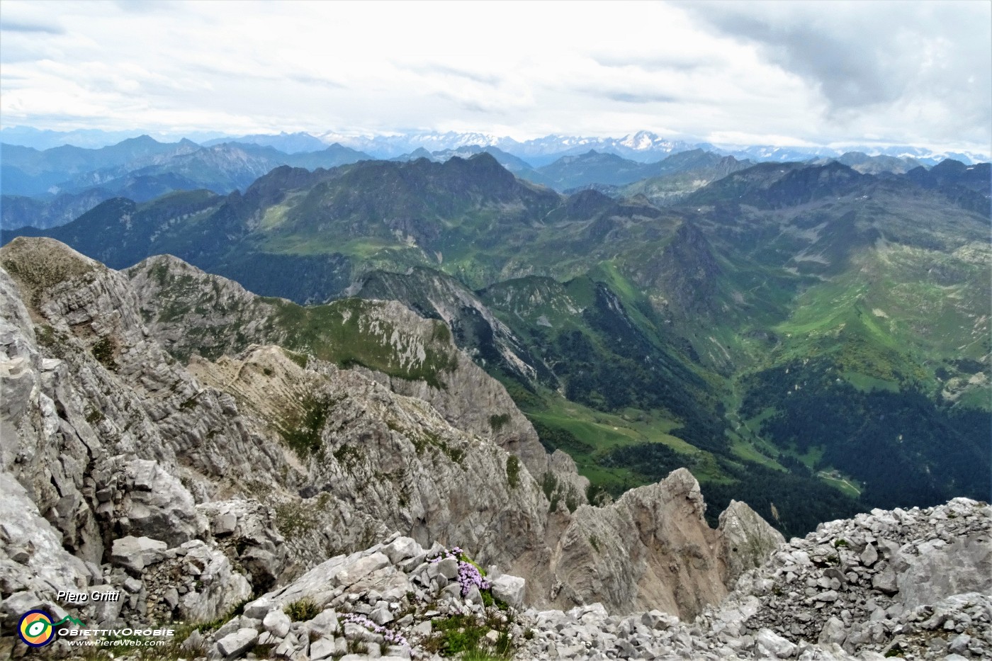 74 Panorama dalla cresta di vetta Arera su Alpi Orobie e Retiche.JPG